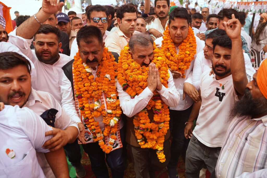 भुट्टो पिछली रात भाजपा से मिले सामान का एक छोटा अटैची कुटलैहड़ के अंदर लाए