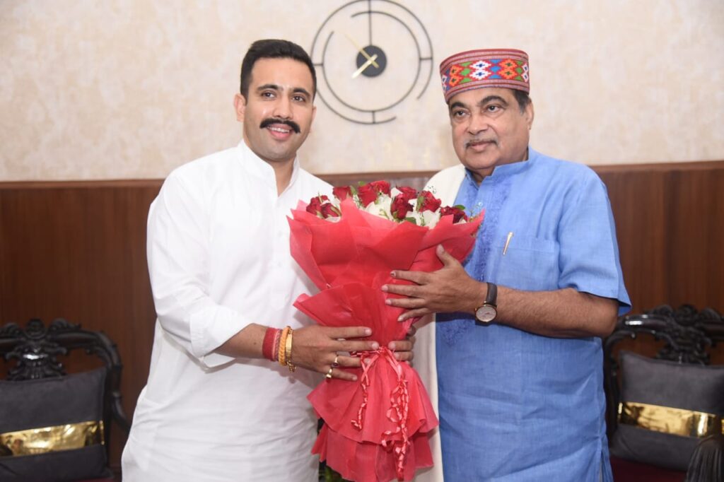 लोक निर्माण मंत्री ने नितिन गडकरी से सड़क परियोजनाओं पर चर्चा की