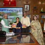 भारती कुठियाला ने राज्यपाल को भेंट की पुस्तक ‘गेयटी के रंगचर’