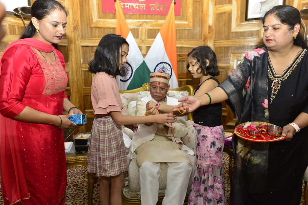 विभिन्न संगठनों ने राज्यपाल के साथ मनाया रक्षा बंधन