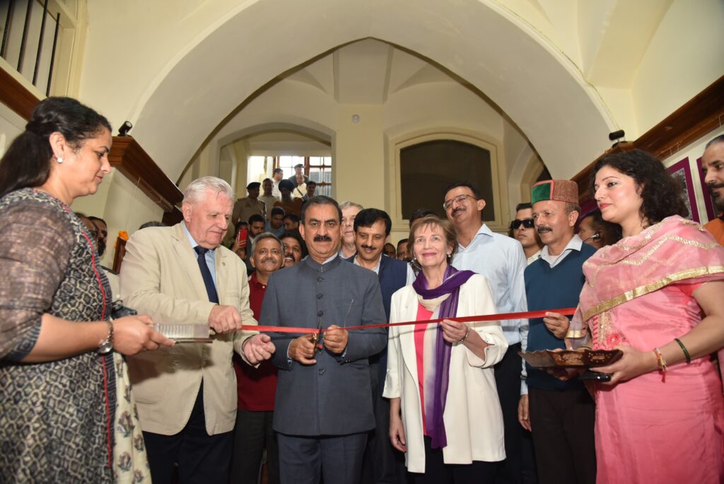 मुख्यमंत्री ने गेयटी थियेटर में ‘मास्टर्स यूनिवर्स’ प्रदर्शनी का किया शुभारम्भ