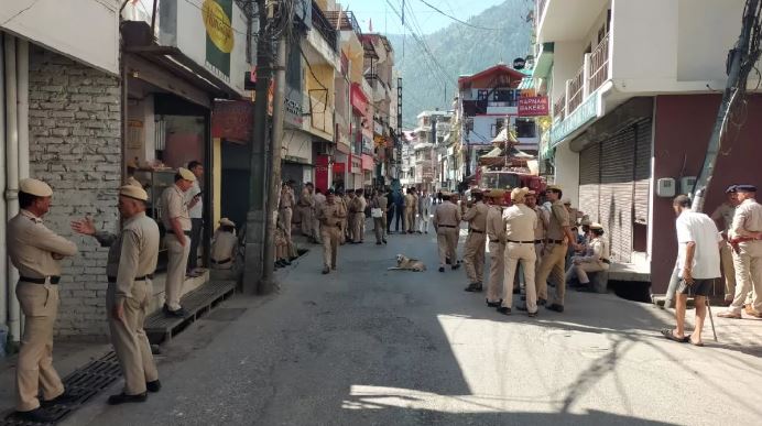 कुल्लू के अखाड़ा बाजार में दुकानदारों ने रखी बंद दुकानें