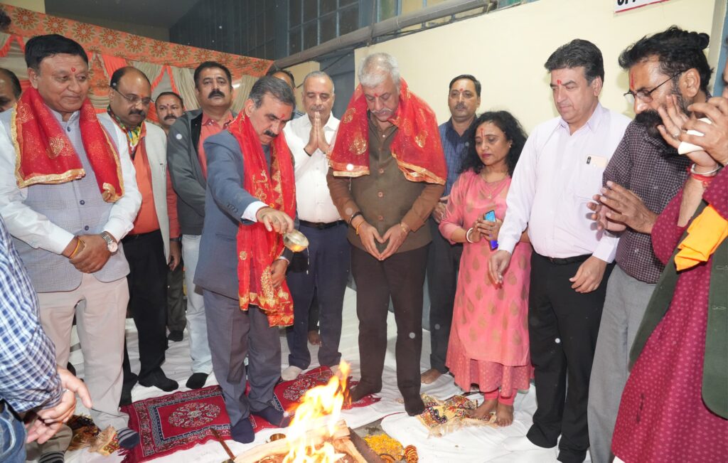 मुख्यमंत्री ने सचिवालय चालक संघ द्वारा आयोजित हवन यज्ञ में दी पूर्णाहूति