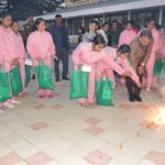 मुख्यमंत्री ने अनाथ बच्चों के साथ मनाई दिवाली