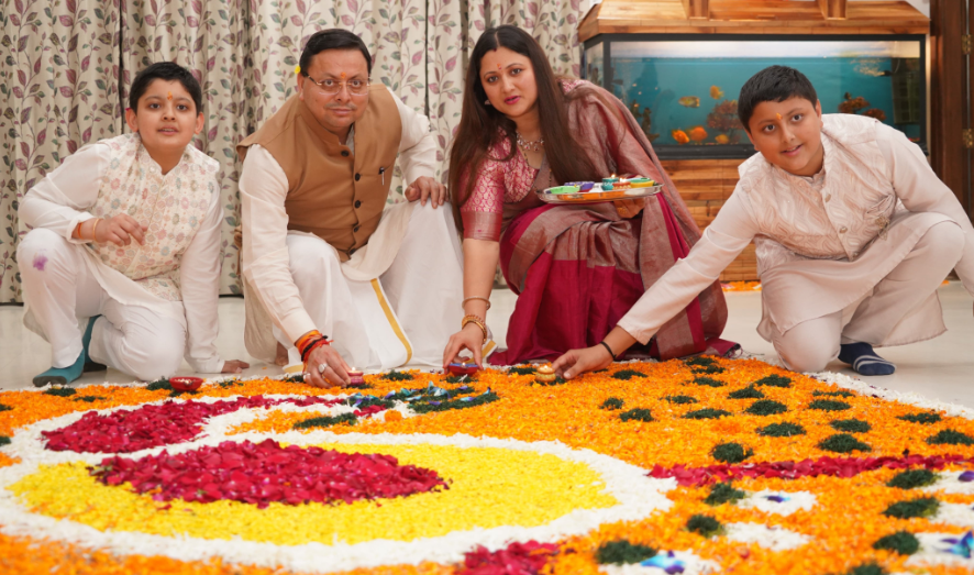 सीएम धामी ने परिवार के साथ मनाई दिवाली, पूजा-अर्चना भी की
