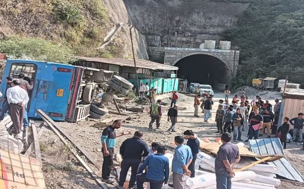 कंडाघाट में पलटी उत्तराखंड परिवहन की बस, 35 लोग घायल