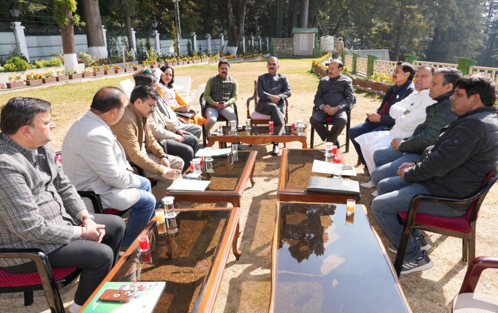 सीएम सुक्खू ने की मंडी जिला के वरिष्ठ नेताओं के साथ विकासात्मक मुद्दों पर चर्चा