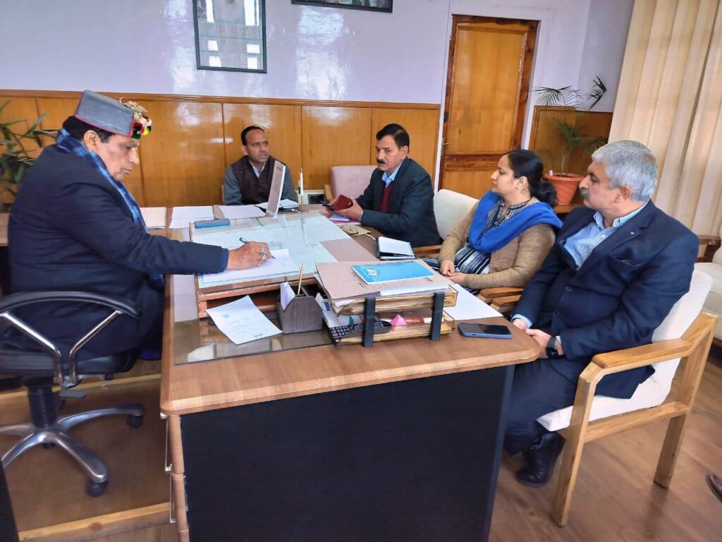 निर्माणाधीन कार्यों का नियमित रूप से निरीक्षण करें अधिकारीः डॉ. शांडिल