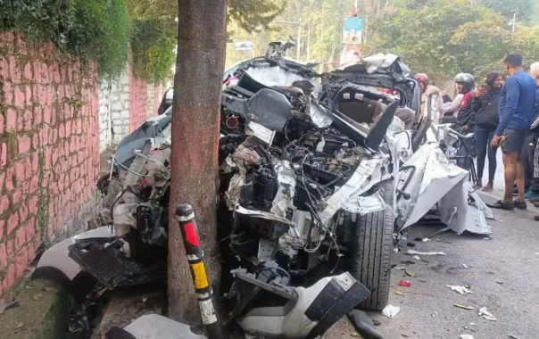 ट्रक और इनोवा कार की भीषण टक्कर में छह लोगों की मौत