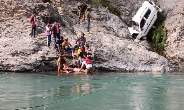 एसडीआरएफ ने छिबरो खाई में गिरी कार से घायलों को निकाला
