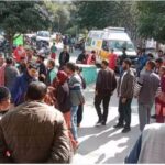 बस के टायर के नीचे आई चार साल की मासूम बच्ची, पिता ने भी तोड़ा दम