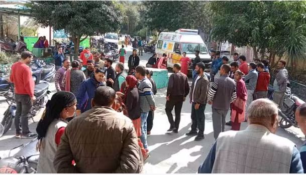 बस के टायर के नीचे आई चार साल की मासूम बच्ची, पिता ने भी तोड़ा दम