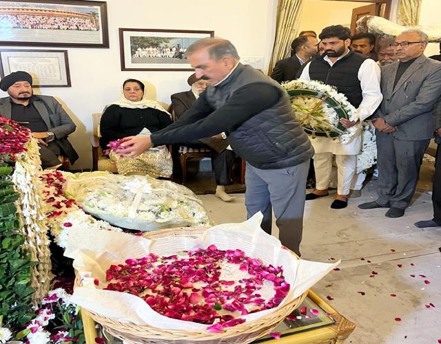 सीएम सुक्खू ने पूर्व प्रधान मंत्री डॉ मनमोहन सिंह को दी श्रद्धांजलि