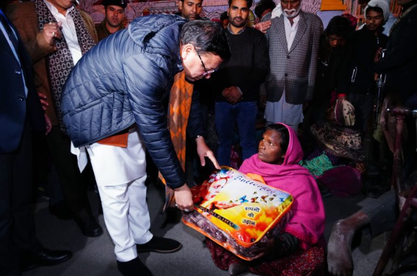 सीएम धामी ने बेसहारा एवं बेघर लोगों को कंबल वितरित किए