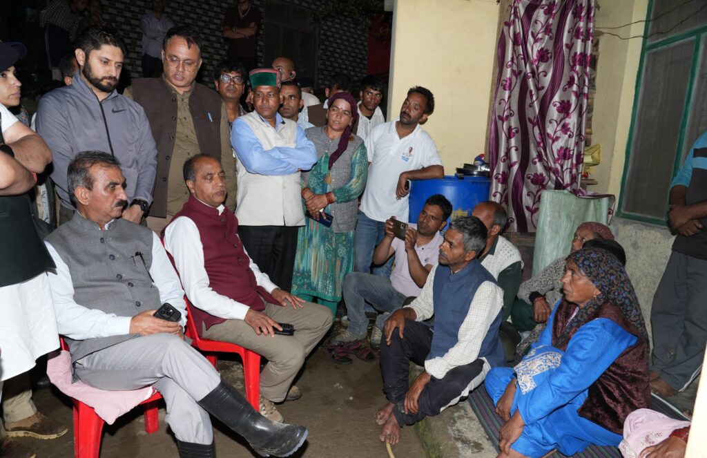 सीएम और एलओपी ने किया आपदा प्रभावित थुनाग बाजार का निरीक्षण