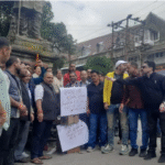 सड़क पर उतरी भाजपा और कांग्रेस