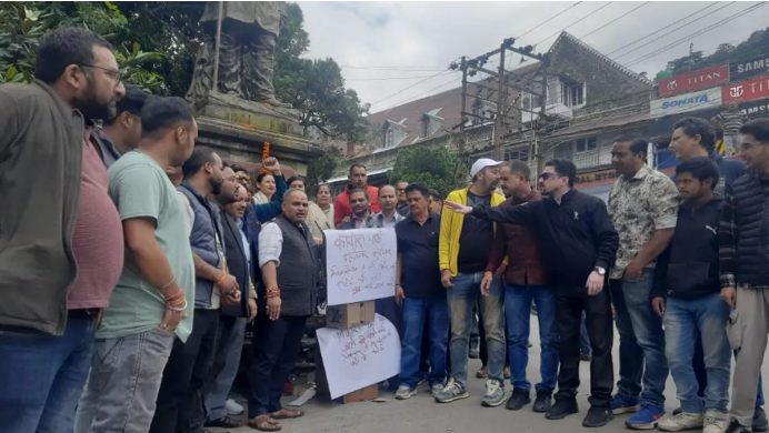 सड़क पर उतरी भाजपा और कांग्रेस
