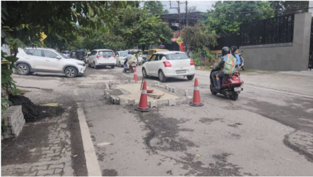 सड़क में गड्ढे या गड्ढों में सड़क?