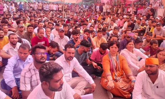 परेड ग्राउंड में बेरोज़गार युवाओं का प्रदर्शन जारी