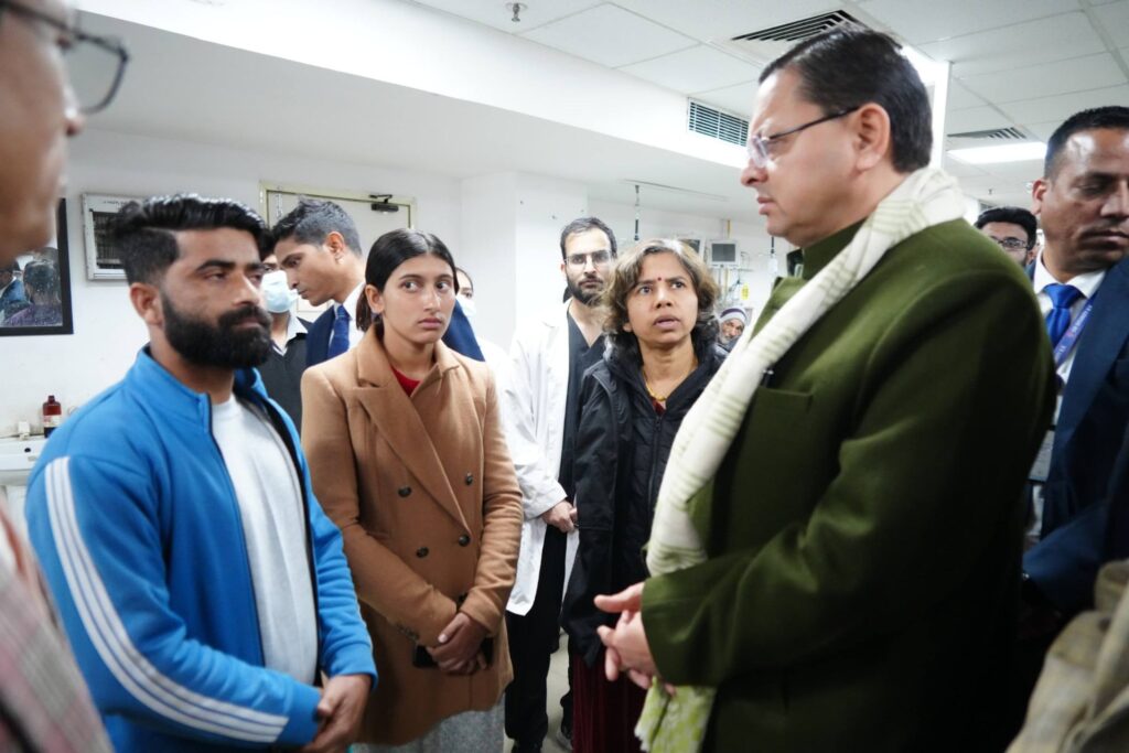 HRTC बस हादसा: सीएम धामी ने जाना घायलों का हाल
