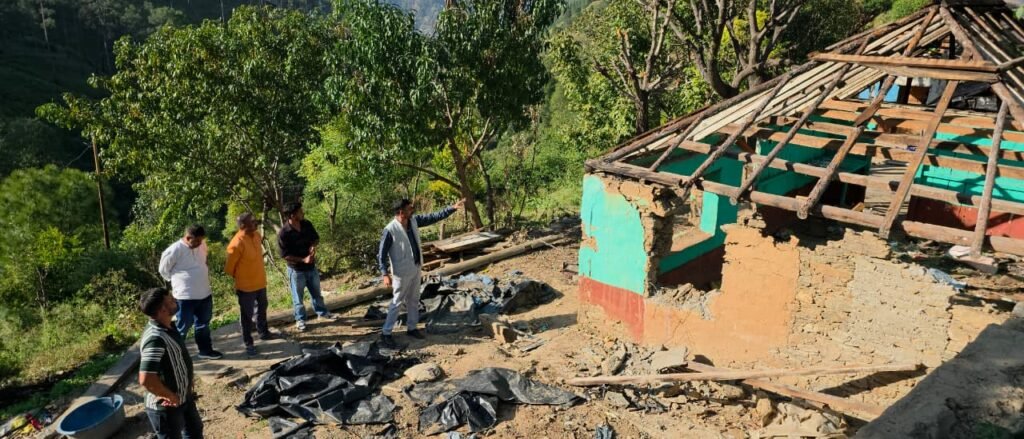 पुरटाड़ में 8 परिवारों ने खाली किए मकान