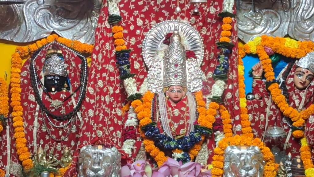 नवरात्रि पर मां मायादेवी के दरबार में उमड़ी भीड़